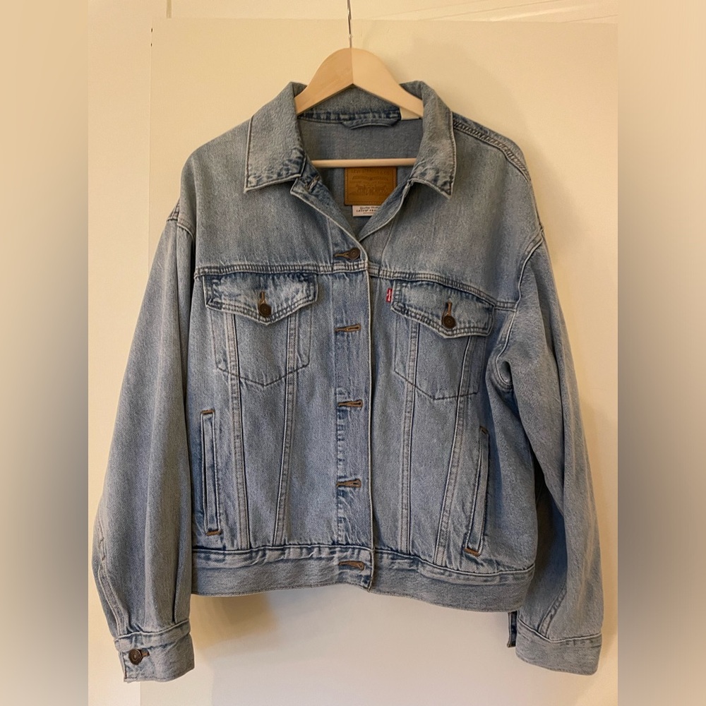 Women’s Levi light wash trucker jacket size M